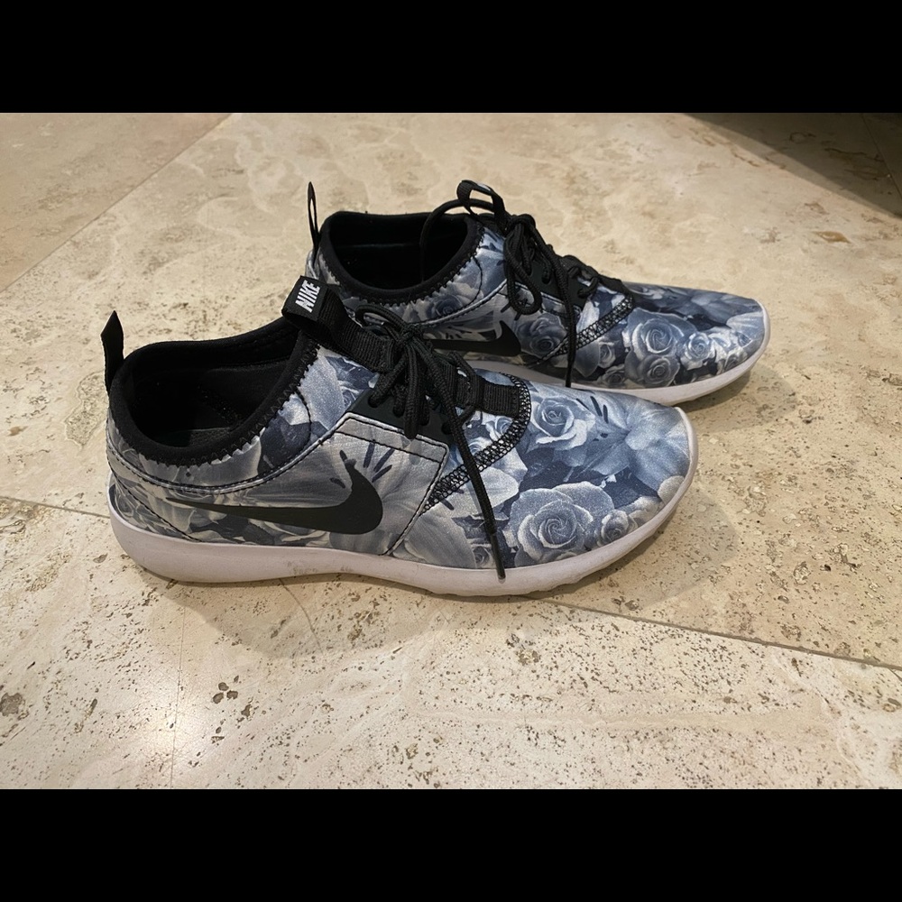Nike floral sneaks
